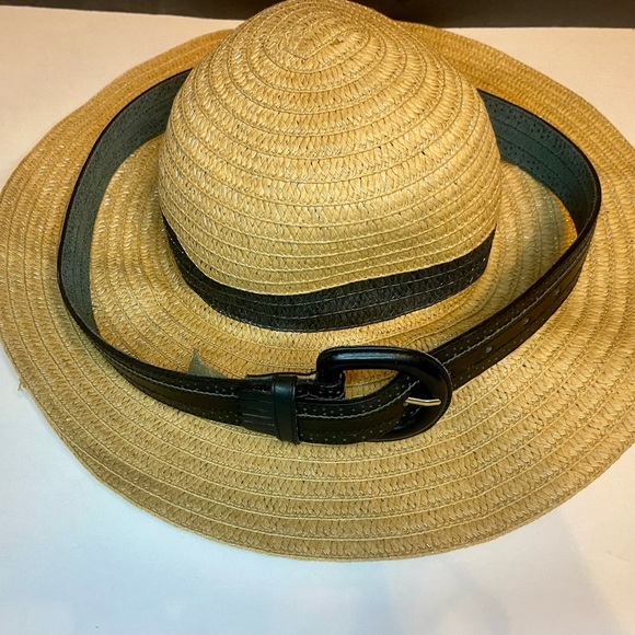 Amanda Smith Accessories - Perforated Kiltie Fringe Black Leather D Shape Leather Buckle Belt S\M